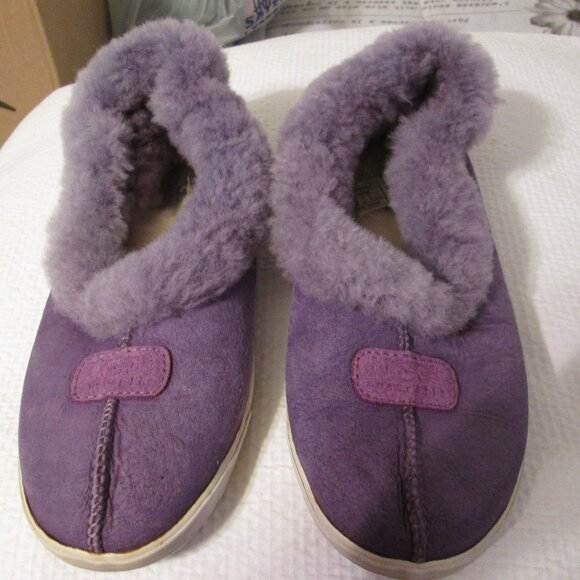 UGG Women's Purple Suede Slippper Size 6 - Picture 1 of 6